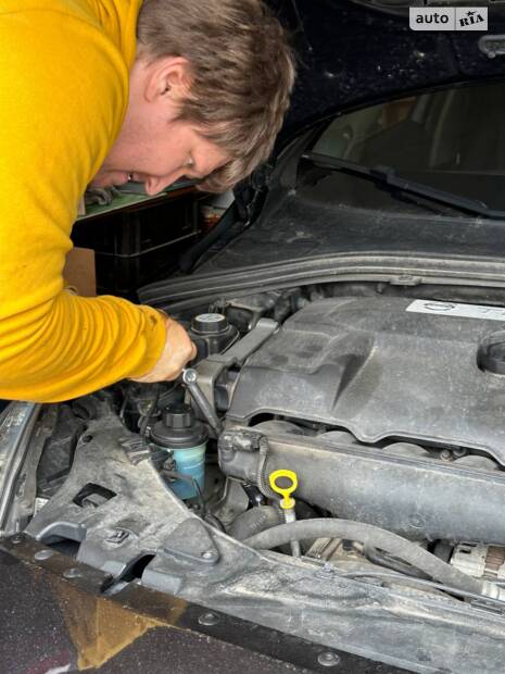 Заміна оливи двигуна в Volvo S60 T6 своїми руками в гаражі. Mobil.