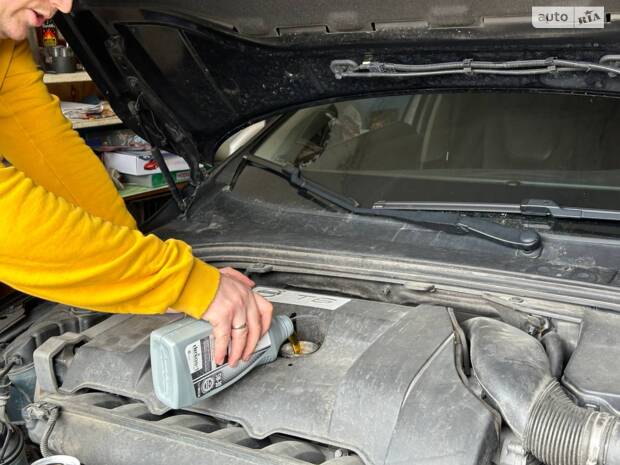 Заміна оливи двигуна в Volvo S60 T6 своїми руками в гаражі. Mobil.