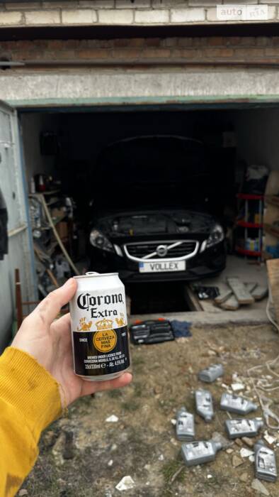 Заміна оливи двигуна в Volvo S60 T6 своїми руками в гаражі. Mobil.