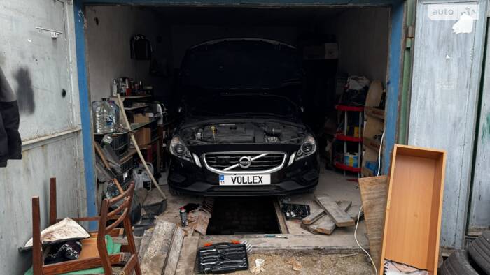 Заміна оливи двигуна в Volvo S60 T6 своїми руками в гаражі. Mobil.