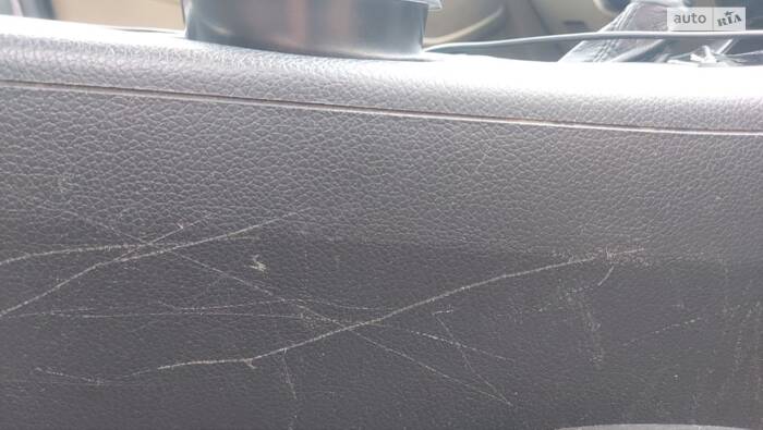 Царапини на пластику салону. Що робить?