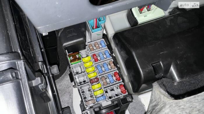 Перестав працювати дисплей, системи безпеки та половина підсвітки керма – Система Driver Alert потребує ремонт!