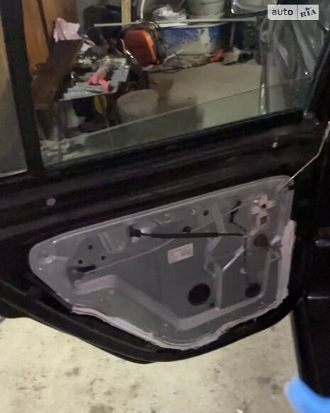 Протікають задні дверки. Вода в салоні.