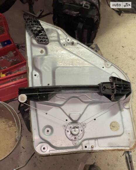 Протікають задні дверки. Вода в салоні.