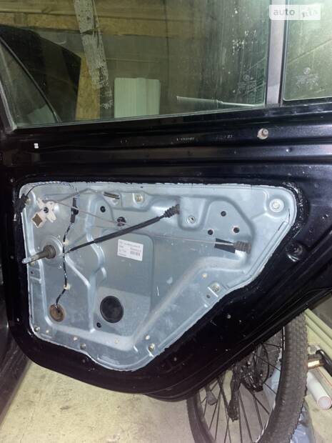 Протікають задні дверки. Вода в салоні.