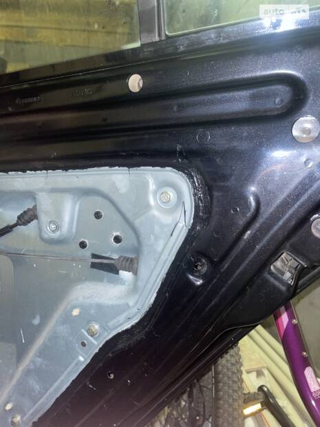 Протікають задні дверки. Вода в салоні.