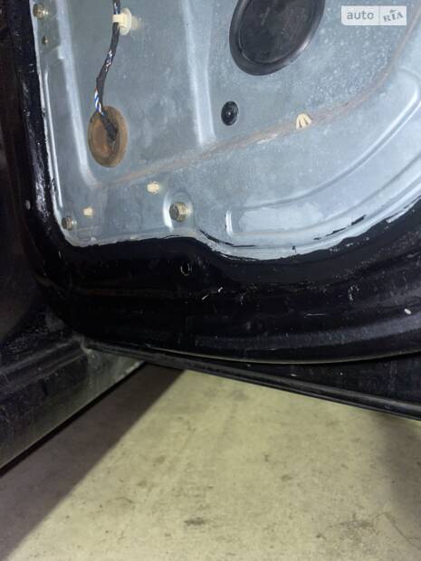 Протікають задні дверки. Вода в салоні.