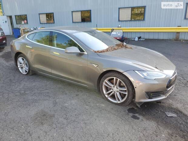 Tesla Model S 2015