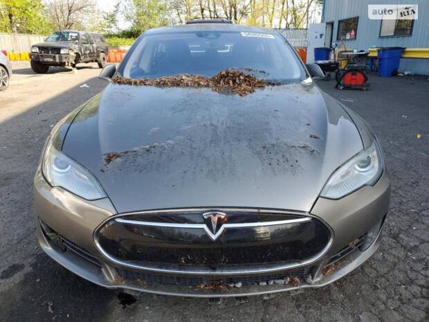 Tesla Model S 2015
