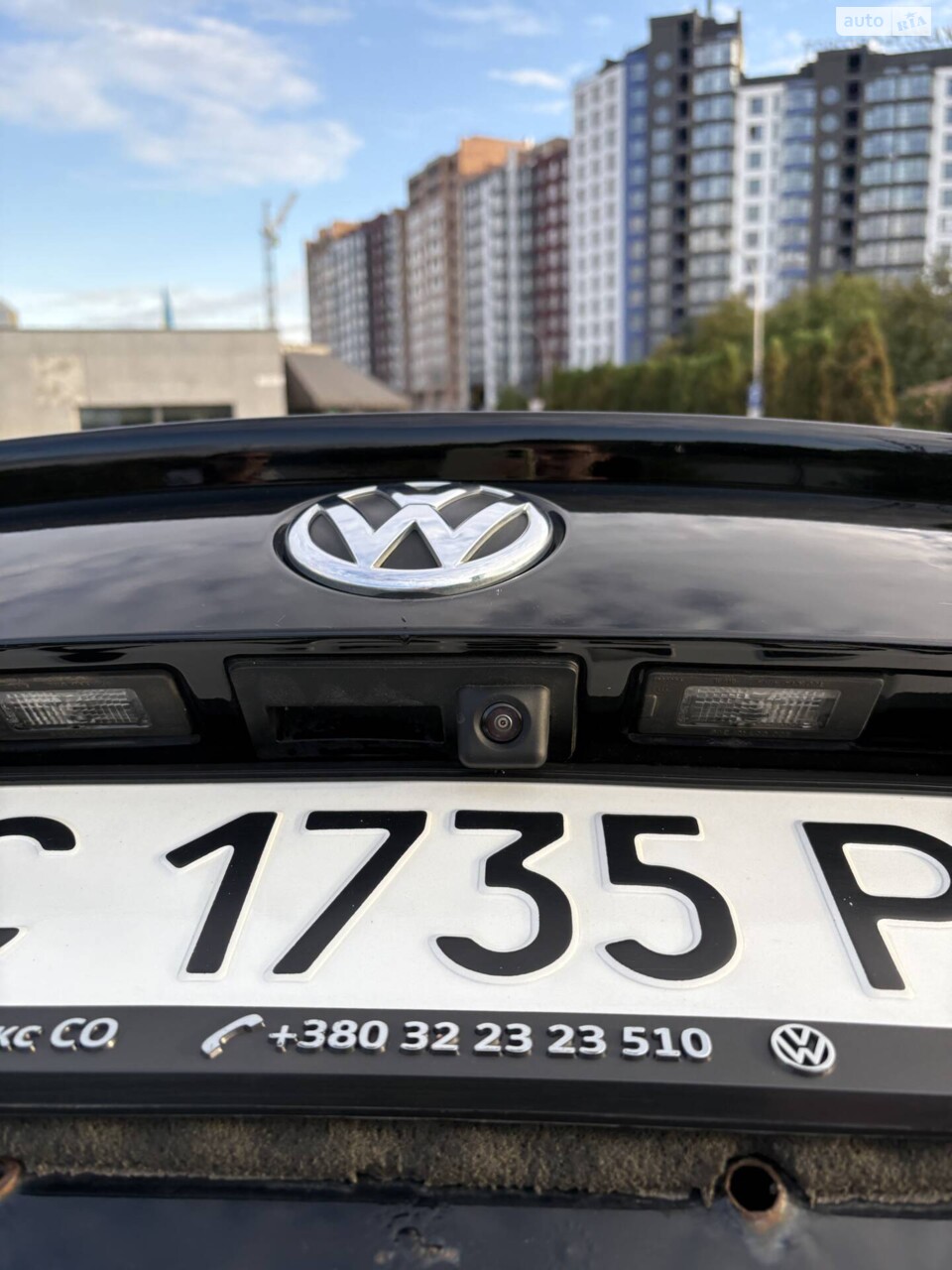 Задня камера з заміненою ручкою відкривання багажника