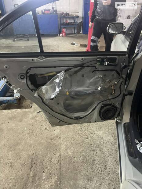 Заміна замка задніх лівих дверей