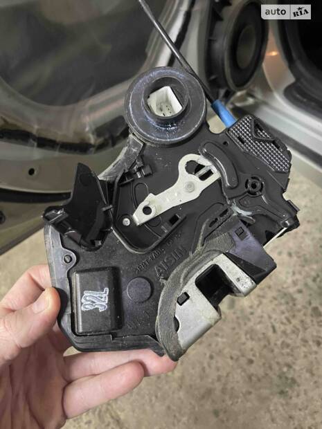 Заміна замка задніх лівих дверей