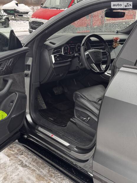 Кастомне кермо та розширення шкірою Audi Q8