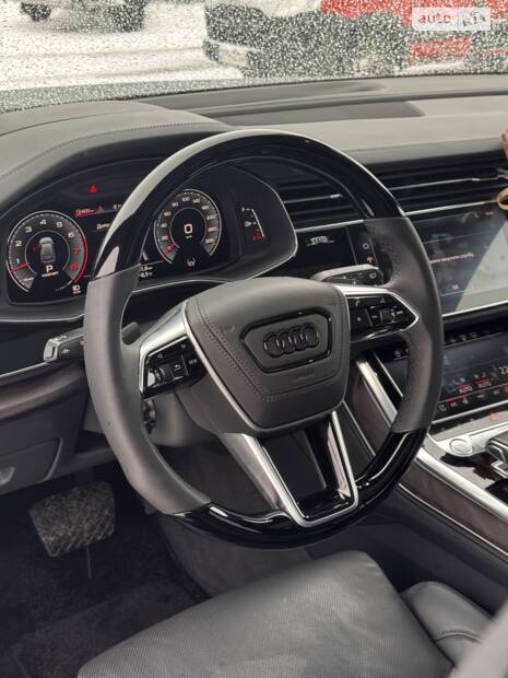 Кастомне кермо та розширення шкірою Audi Q8