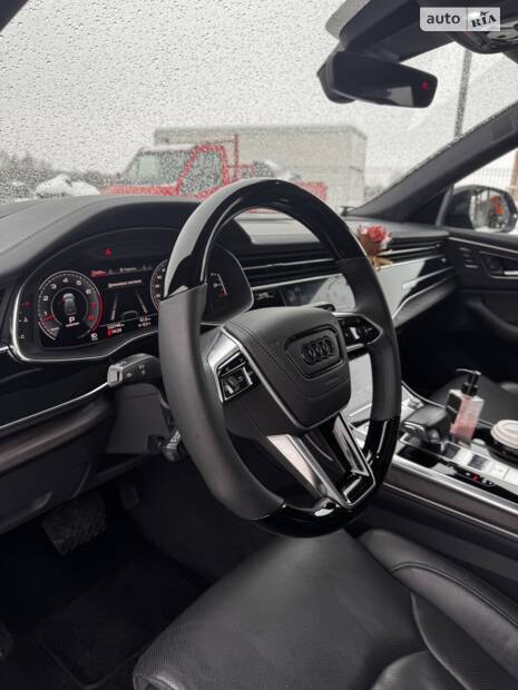 Кастомне кермо та розширення шкірою Audi Q8