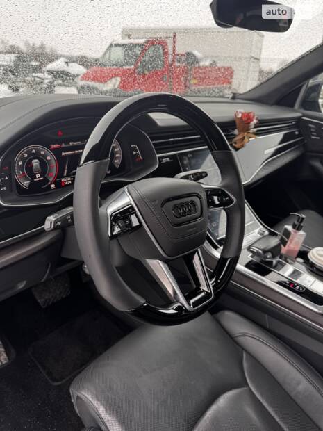 Кастомне кермо та розширення шкірою Audi Q8