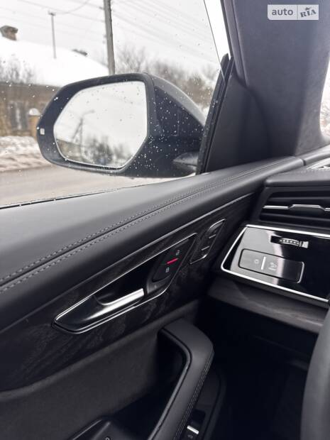 Кастомне кермо та розширення шкірою Audi Q8