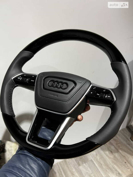 Кастомне кермо та розширення шкірою Audi Q8