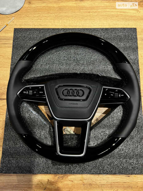 Кастомне кермо та розширення шкірою Audi Q8