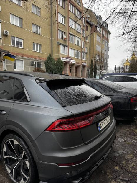 Задній спойлер в стилі RS Q8