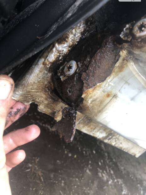 Сліди корозії, під пластиковим молдингом. ДМР(25.03.25)