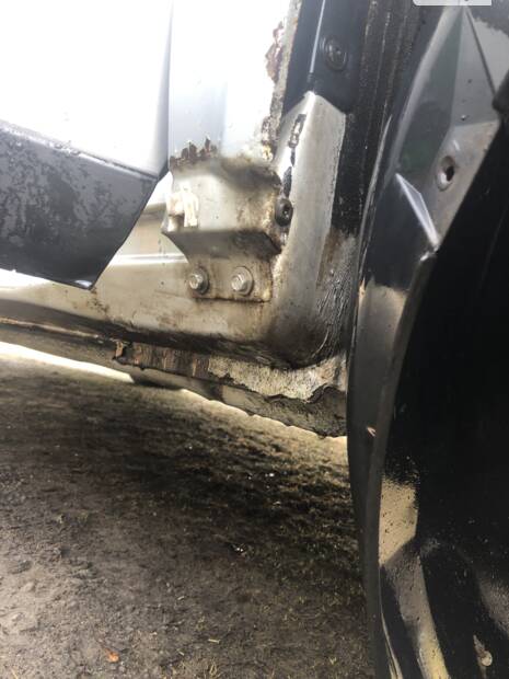 Сліди корозії, під пластиковим молдингом. ДМР(25.03.25)