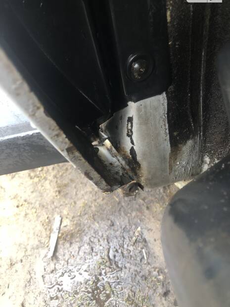 Сліди корозії, під пластиковим молдингом. ДМР(25.03.25)