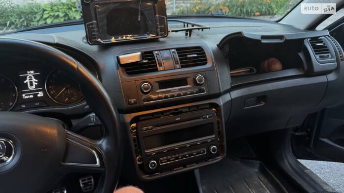 Встановлення магнітоли RCD 330+ із CarPlay в Skoda Fabia 2