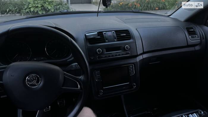 Встановлення магнітоли RCD 330+ із CarPlay в Skoda Fabia 2