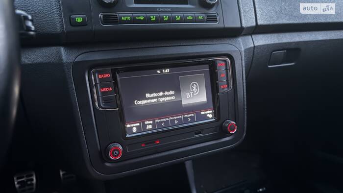 Встановлення магнітоли RCD 330+ із CarPlay в Skoda Fabia 2