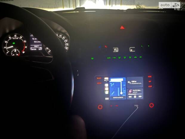 Встановлення магнітоли RCD 330+ із CarPlay в Skoda Fabia 2