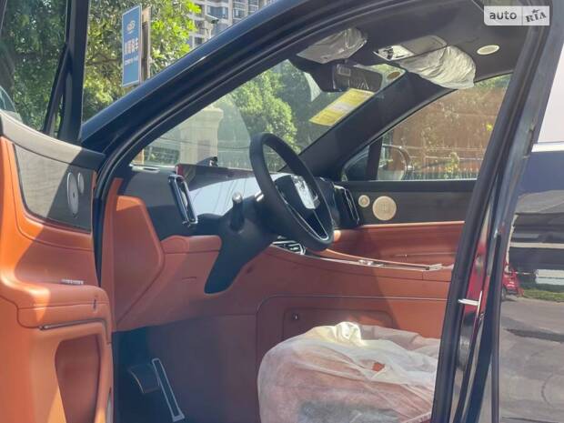 Китайські електричні машини---WenjieM9