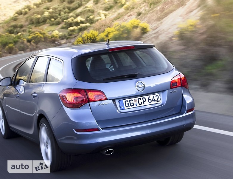 Новые Opel Astra J Sports Tourer Opel Astra J Sports Tourer фото 1
