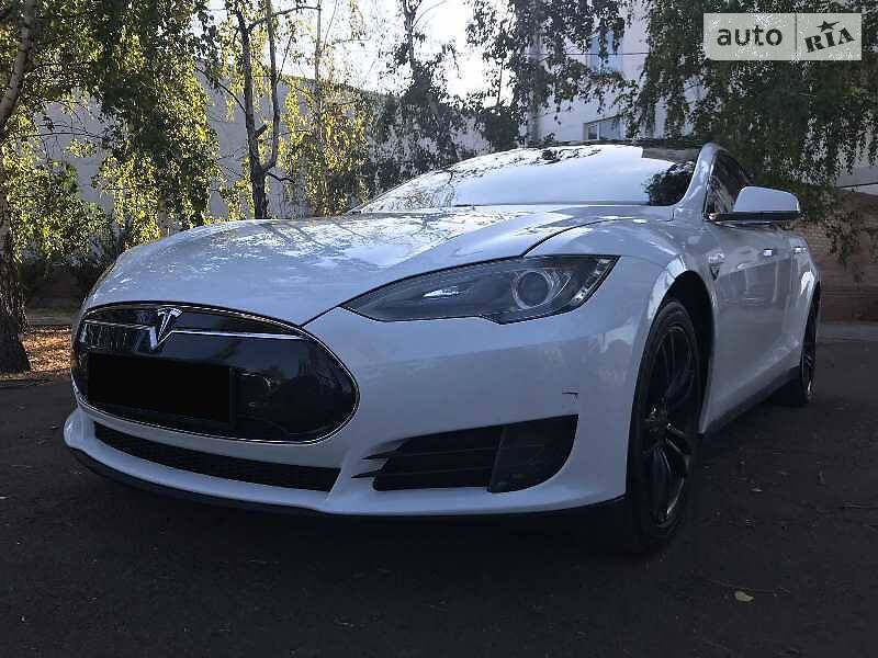 автомобиль tesla models 2013 года