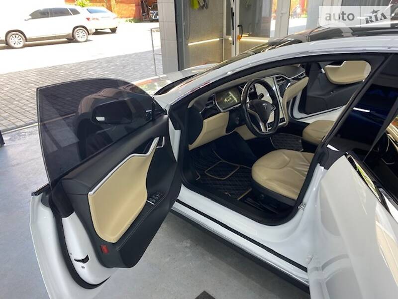 Tesla Model S 2014