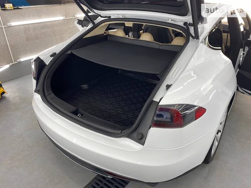 Tesla Model S 2014