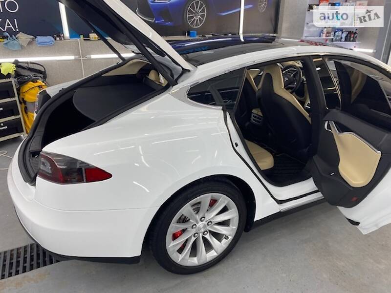 Tesla Model S 2014
