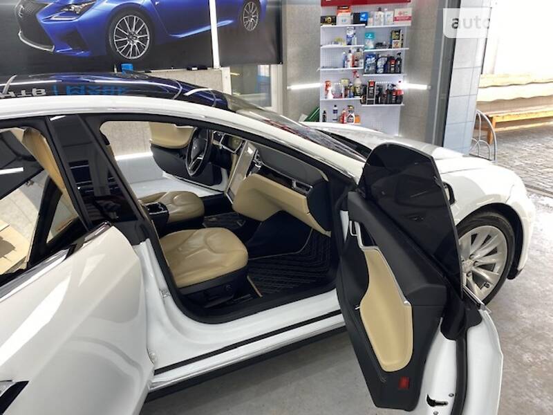 Tesla Model S 2014