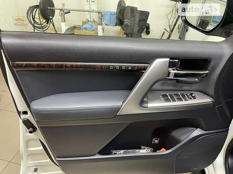 Toyota Land Cruiser 2012