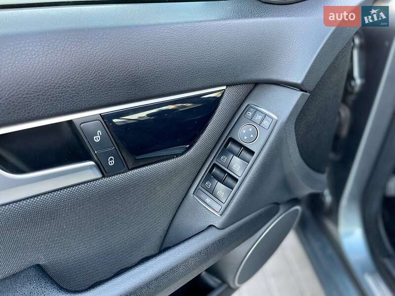 Mercedes-Benz C-Class 2011