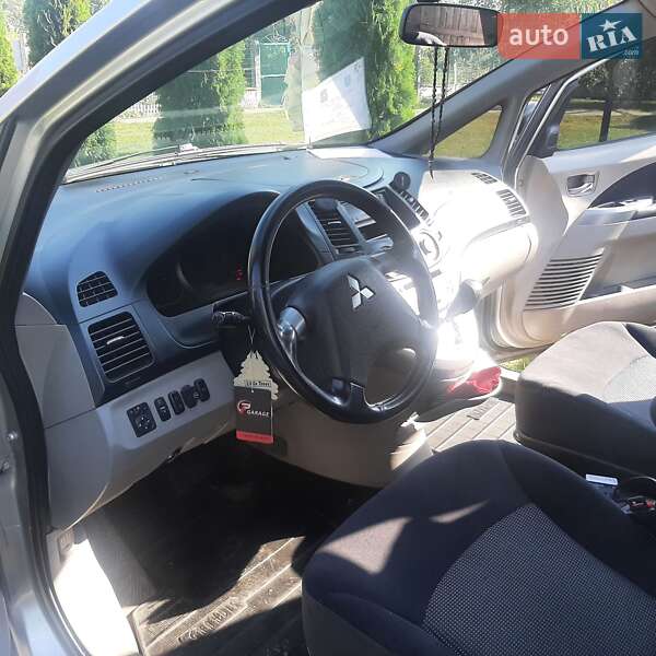 Mitsubishi Grandis 2008