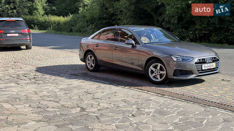 Audi-220