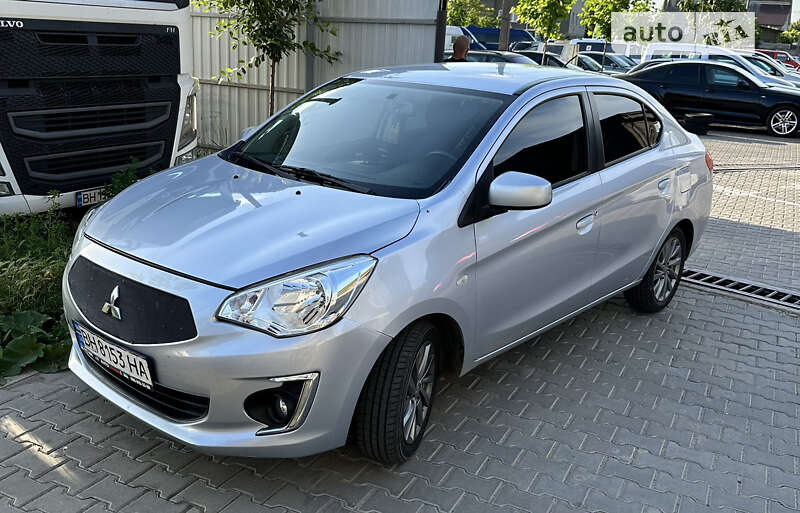 Mitsubishi Attrage 2015