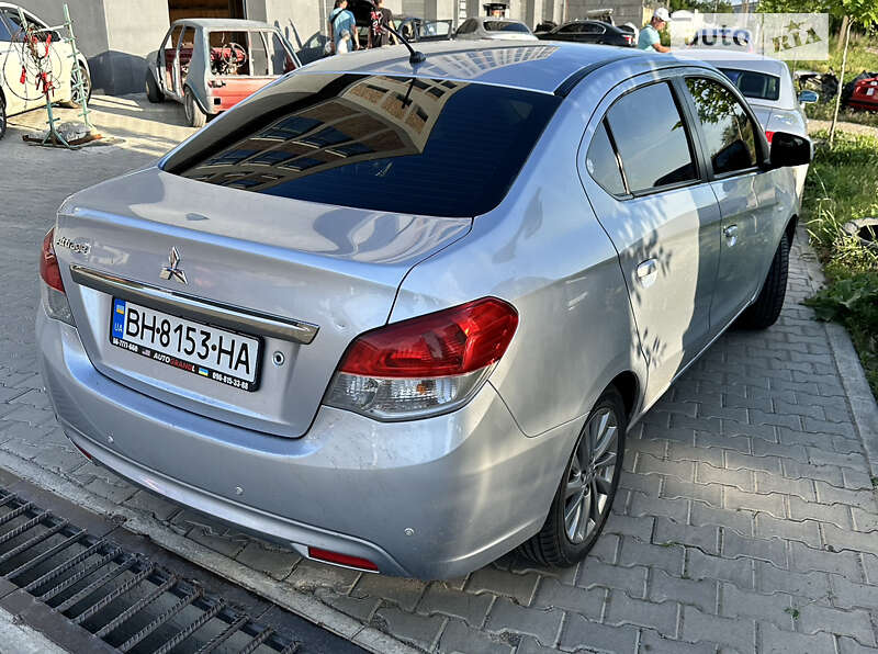 Mitsubishi Attrage 2015