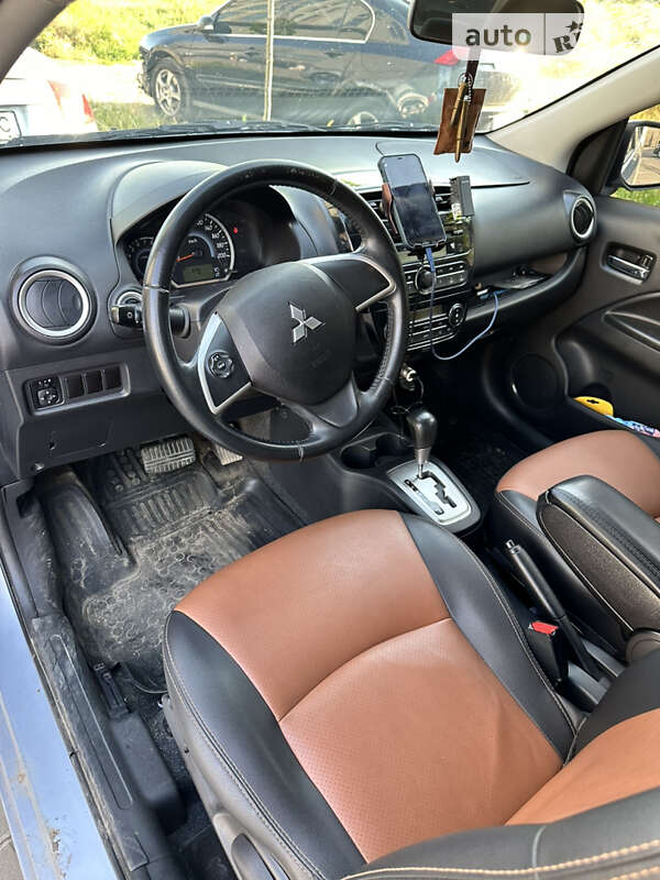 Mitsubishi Attrage 2015