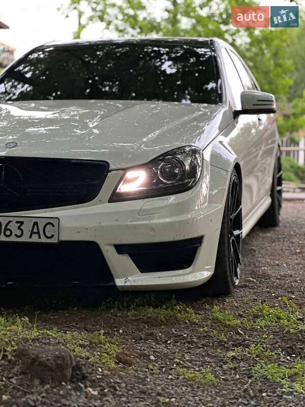 Mercedes-Benz-0
