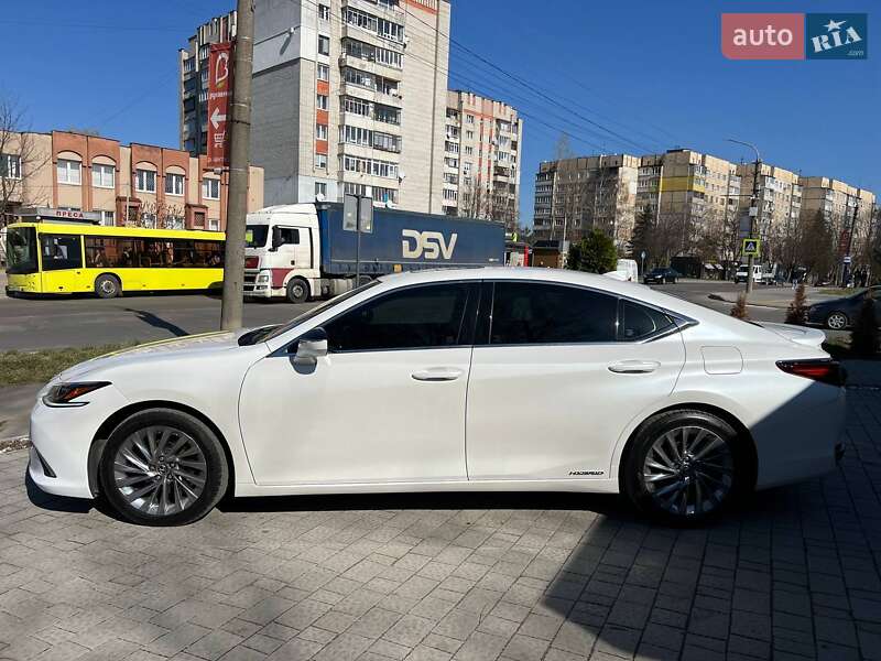 Lexus ES 2019