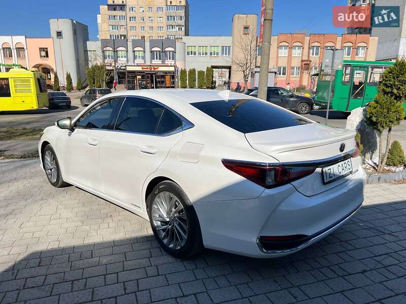 Lexus ES 2019