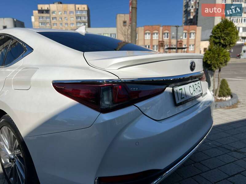 Lexus ES 2019