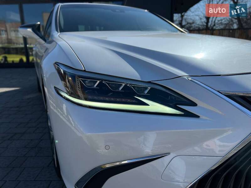 Lexus ES 2019